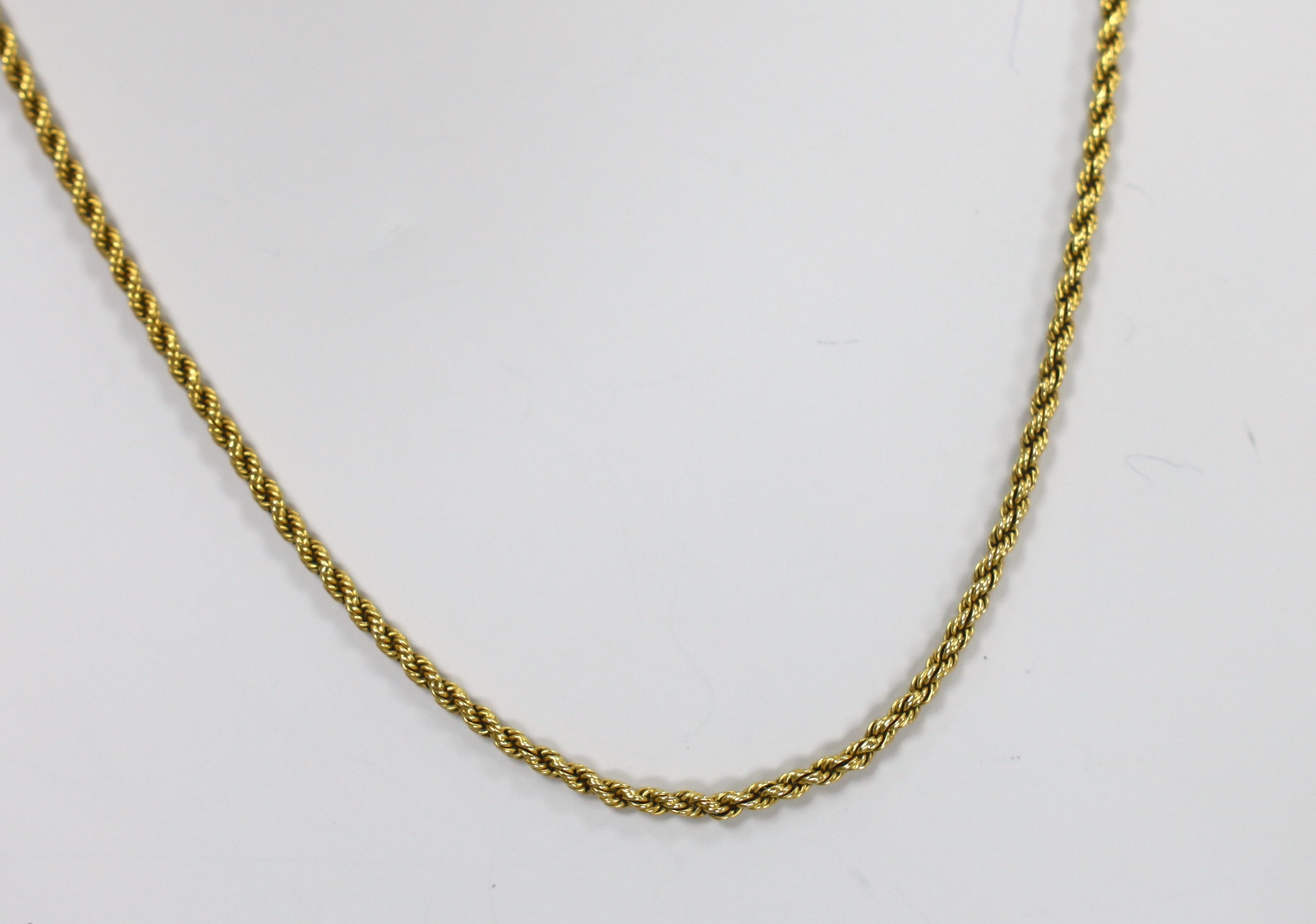 An Edwardian 15ct rope twist chain, 44cm, 7.2 grams.